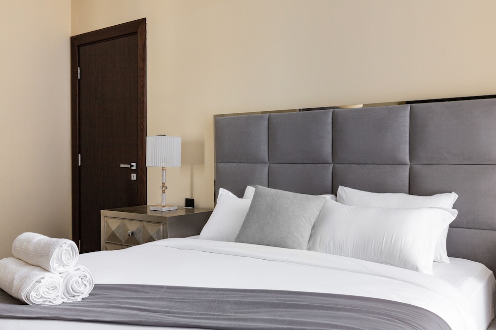 GLOBALSTAY. J One Tower Apartments