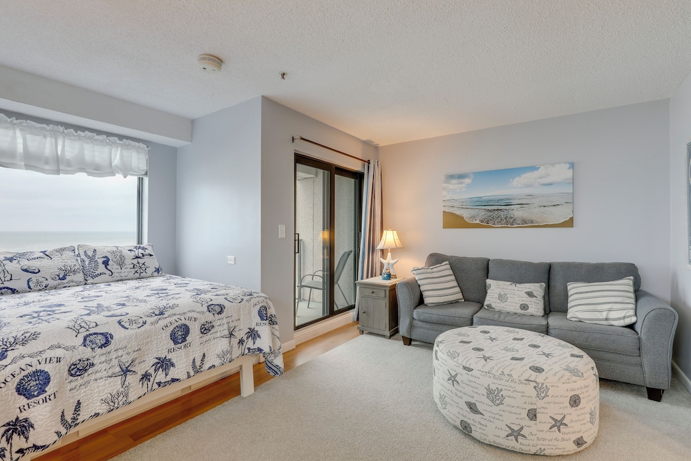 Steps to Sand: Condo w/ Pools in Myrtle Beach