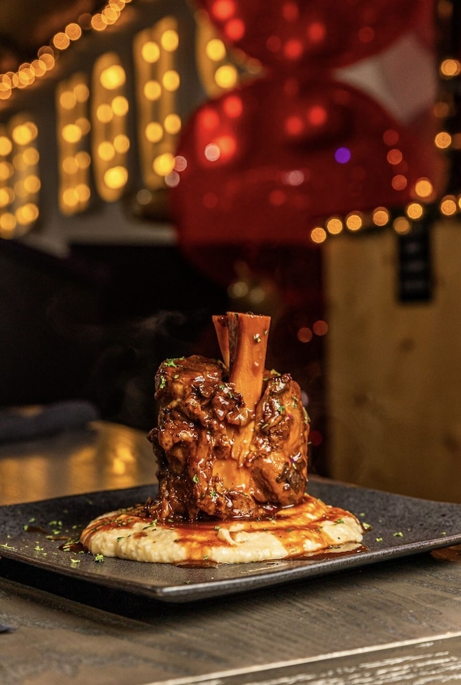 Road House Hotel  RV Park - Property Image 7