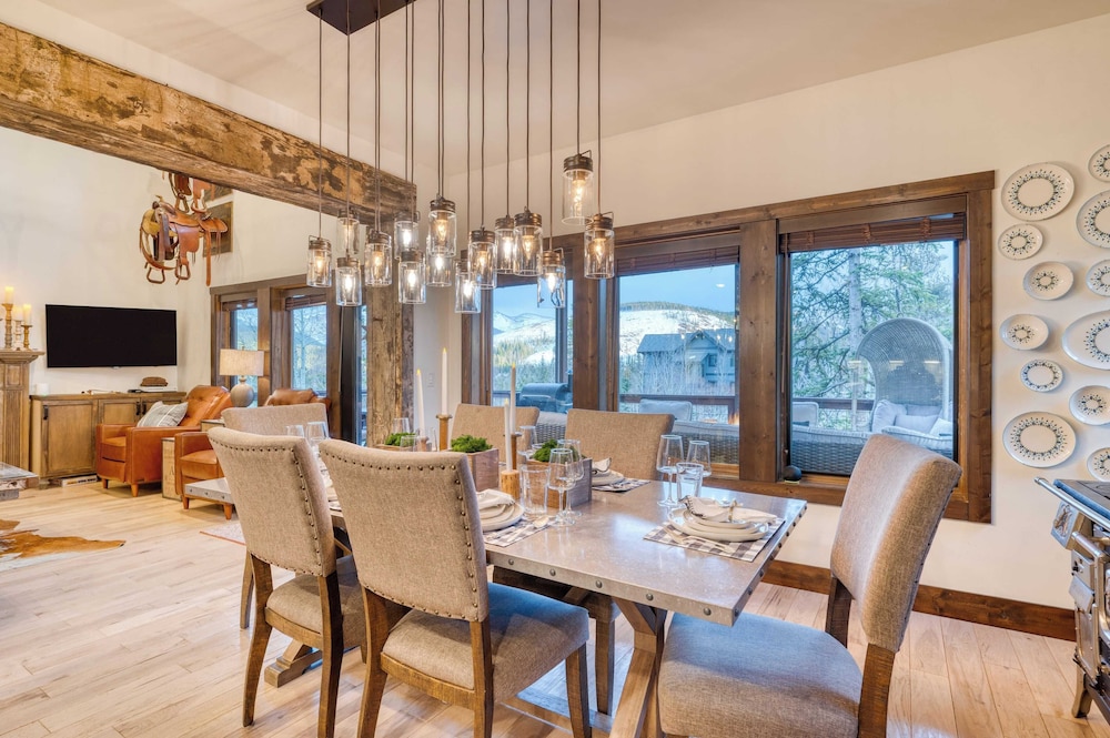 Winterhaven Estate by Avantstay Sleeps 19 Guests Mountain Compound w/ Views, Firepit, Hot Tub
