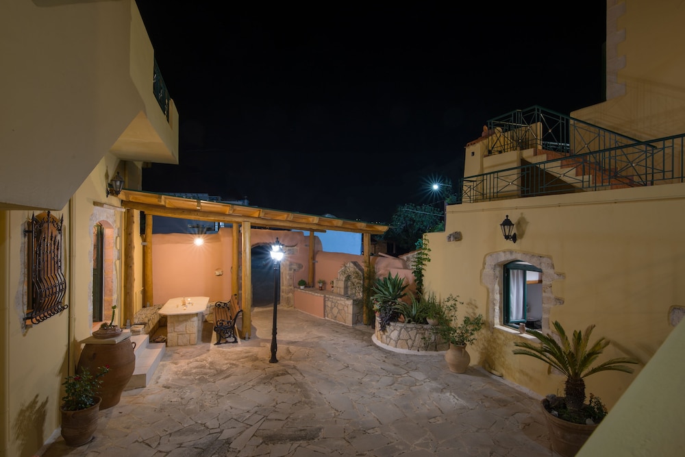 Skandalis Traditional Suites