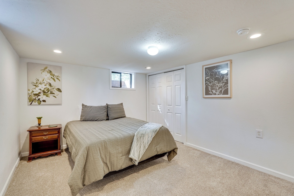 Group Getaway w/ Fenced Yard & Pool Table in Wrens