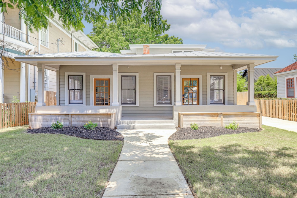 1 Mi to Dtwn: Family Home in San Antonio!
