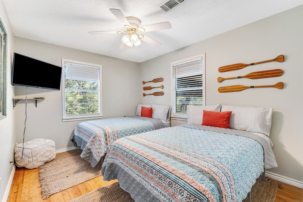 2BR Dog-friendly Home Near Lake w/ Fire Pit
