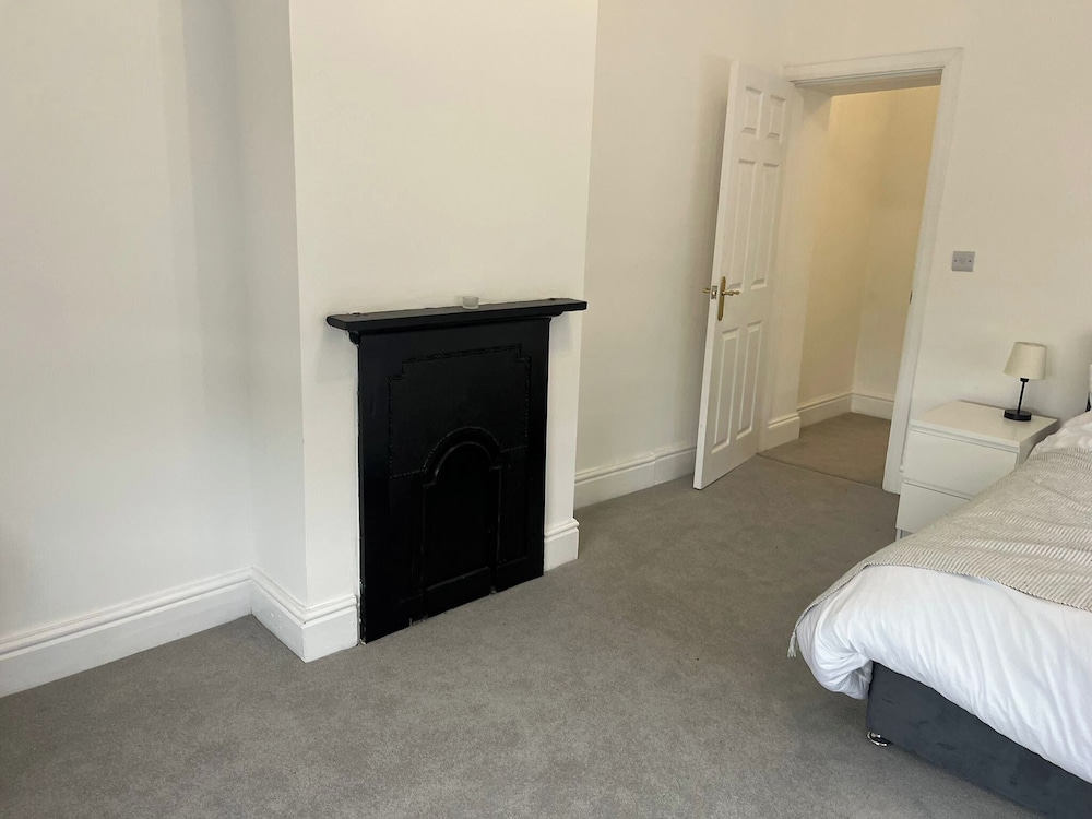 Llangollen 4-bed, Sleeps 8 With Garden & Parking