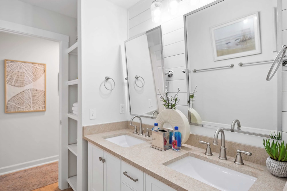 Newly Renovated! 2-min Walk to the Beach The Coastal Cottage by Avantstay