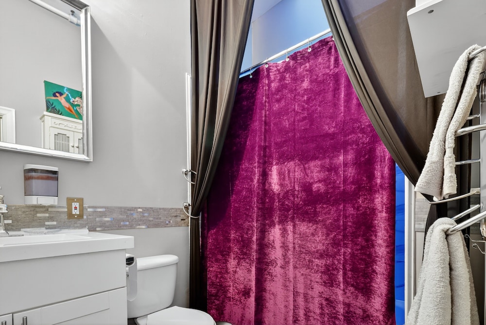 Huge 'man Cave' 2 Mins From Downtown Detroit 1 Bedroom Apts