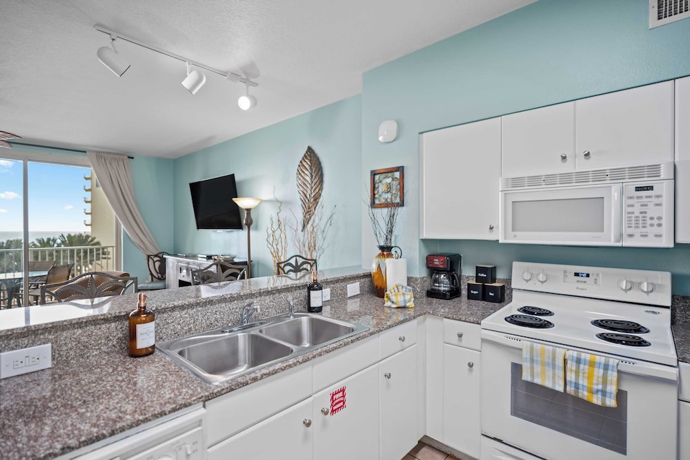 Relax at Panama City Beach Balcony, Parking, Walk to Dining