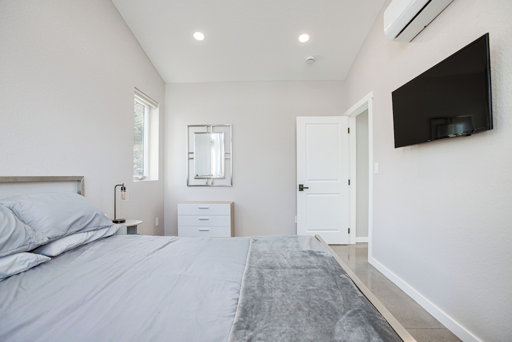 Walk to Trail: 'lookout Landing' Newly Built Home!