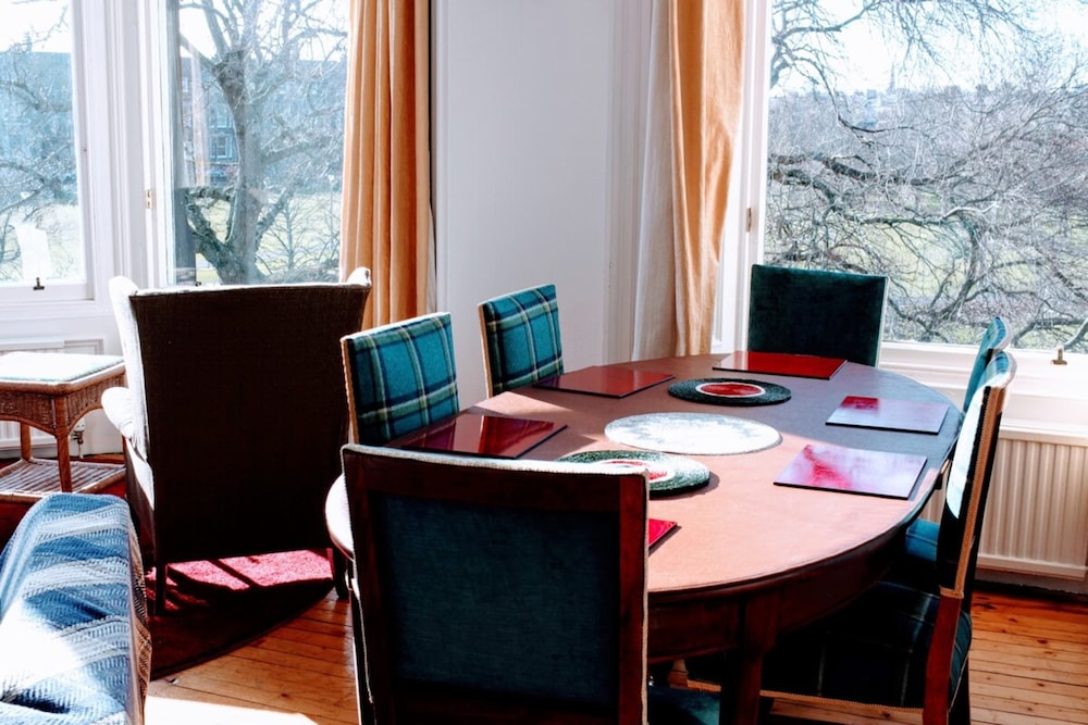 Traditional Apartment oer the Meadows
