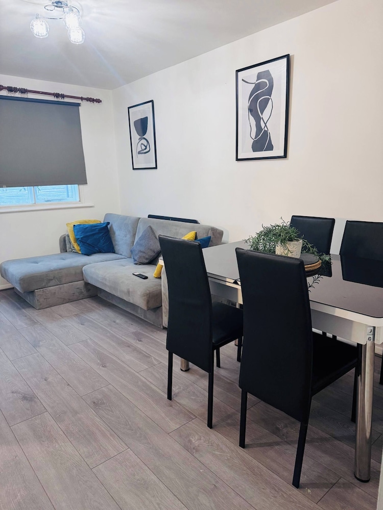 Stylish 1 Bed Flat Lakeside Shopping Mall