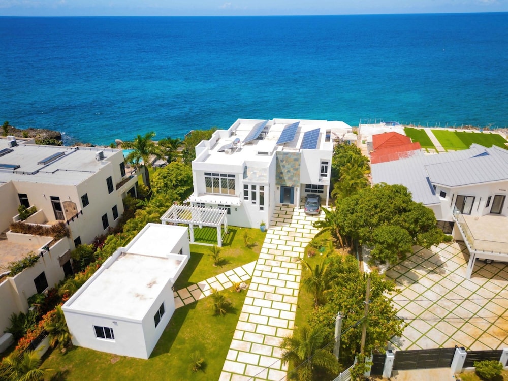 The W Villa 5 B R Oceanfront w Staff