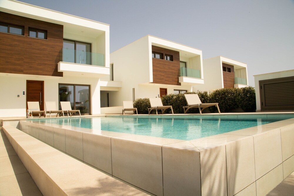 Phaedrus Living: Serenity Waves Villas No.11