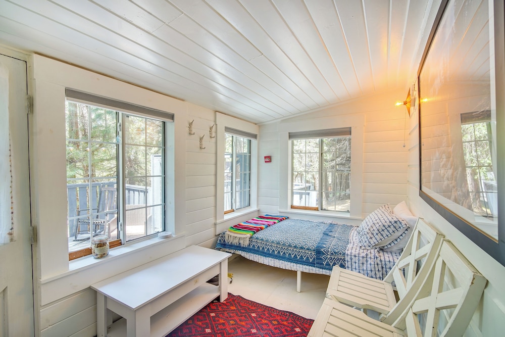 Crestline Vacation Rental, Close to Hiking Trails!