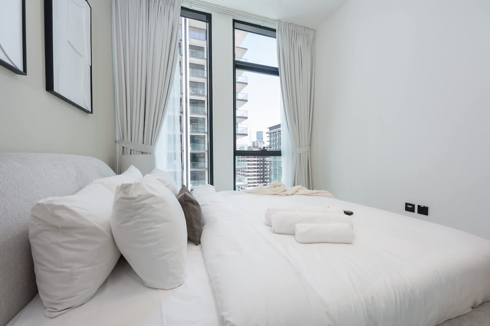 Gorgeous 1 Bedroom in Binghatti House and Sleeps 4