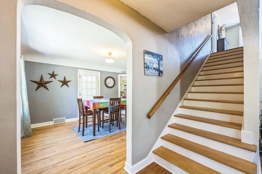 Charming Home Near Unc & Dt Greeley 5 Bedroom Home