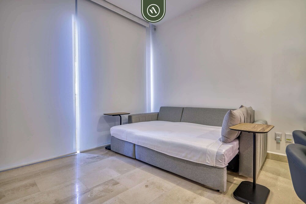 New Oceanfront 1 BR Condo - Gym - Beach - Pool