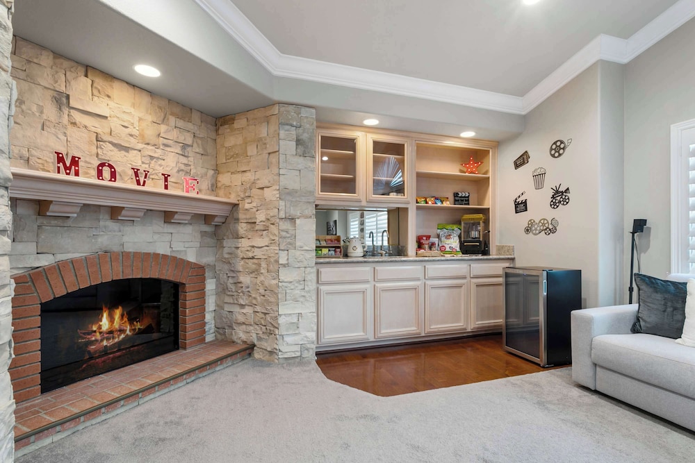 Luxury Pool Home w Theater Games & Mountain View