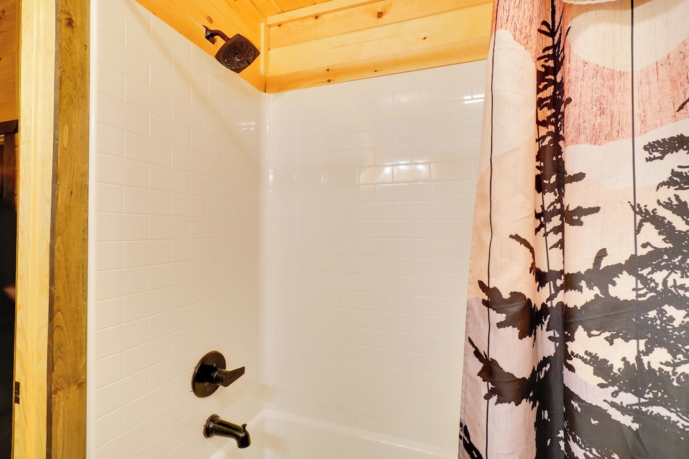 12 Mi to Gsmnp: Cabin w/ Game Room in Sevierville