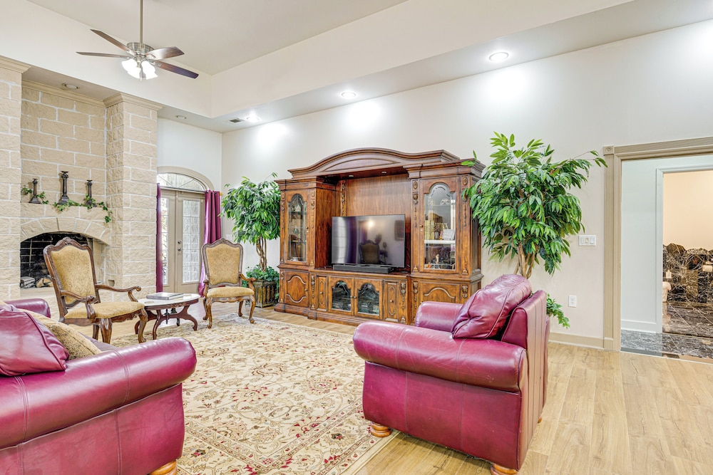 Golfer's Paradise: Meadow Lakes Manor Retreat!