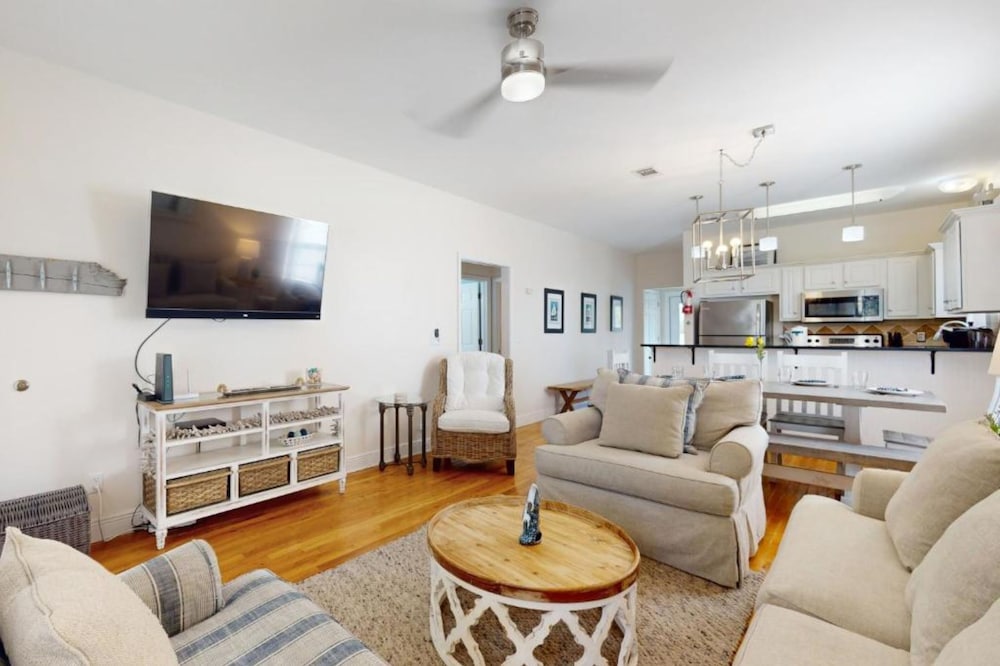Rileys Retreat - 3BR 2BA Home With Private Pool and Gas Grill!
