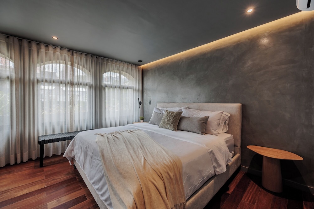 10th Street 3 Bedroom Jacuzzi & Billiard
