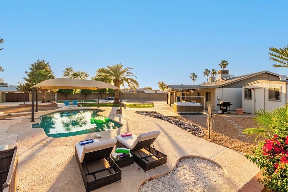 Chandler oasis with pool & hot tub