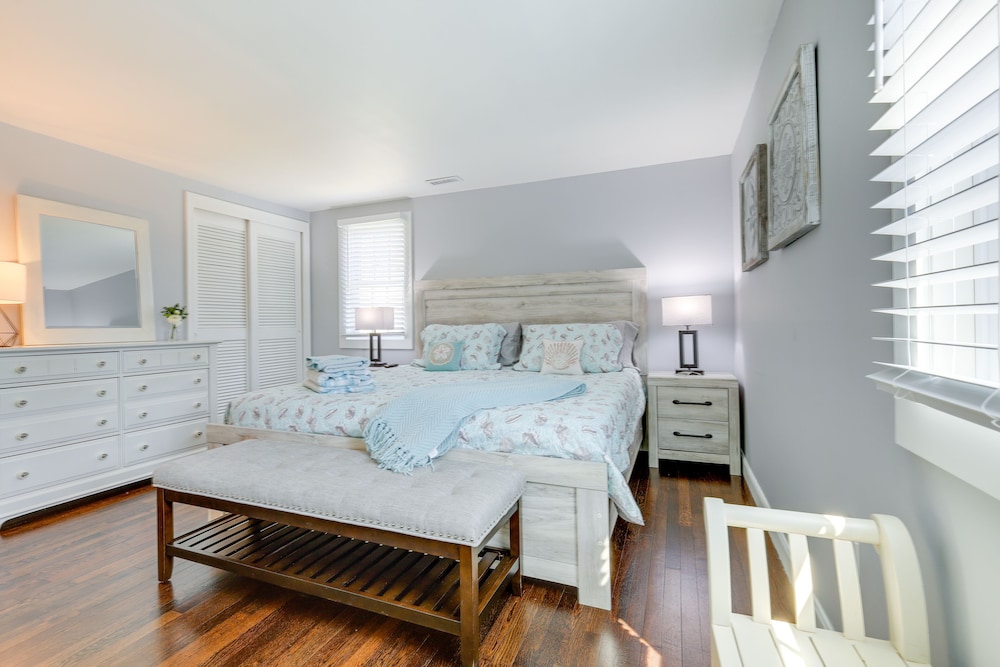 2 Mi to Craigville Beach: Hyannis Home w/ Deck