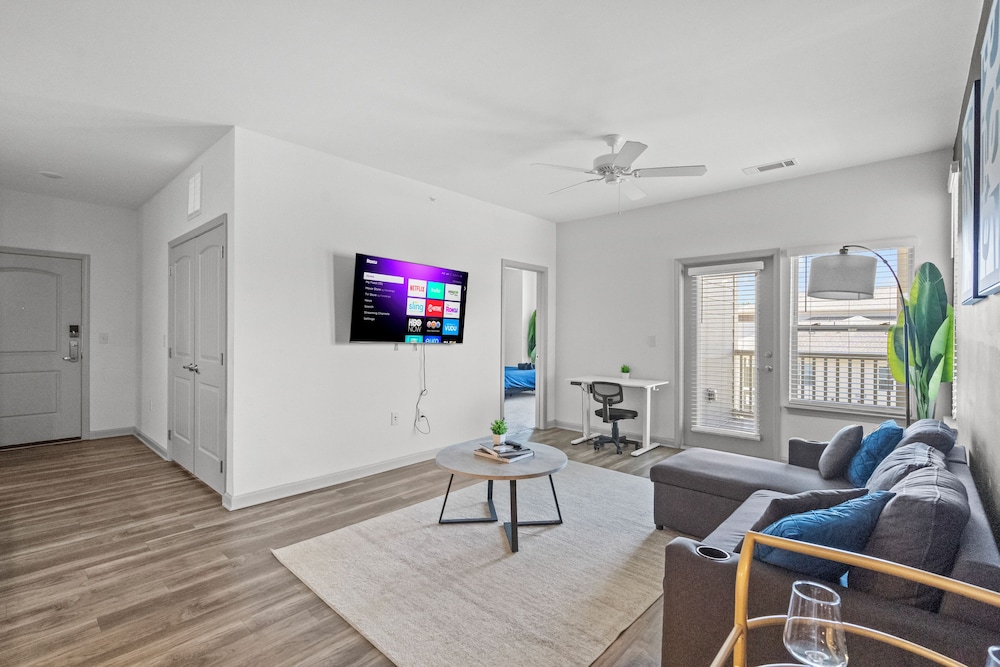 Upscale King 2BR Suite Mins to Charlotte