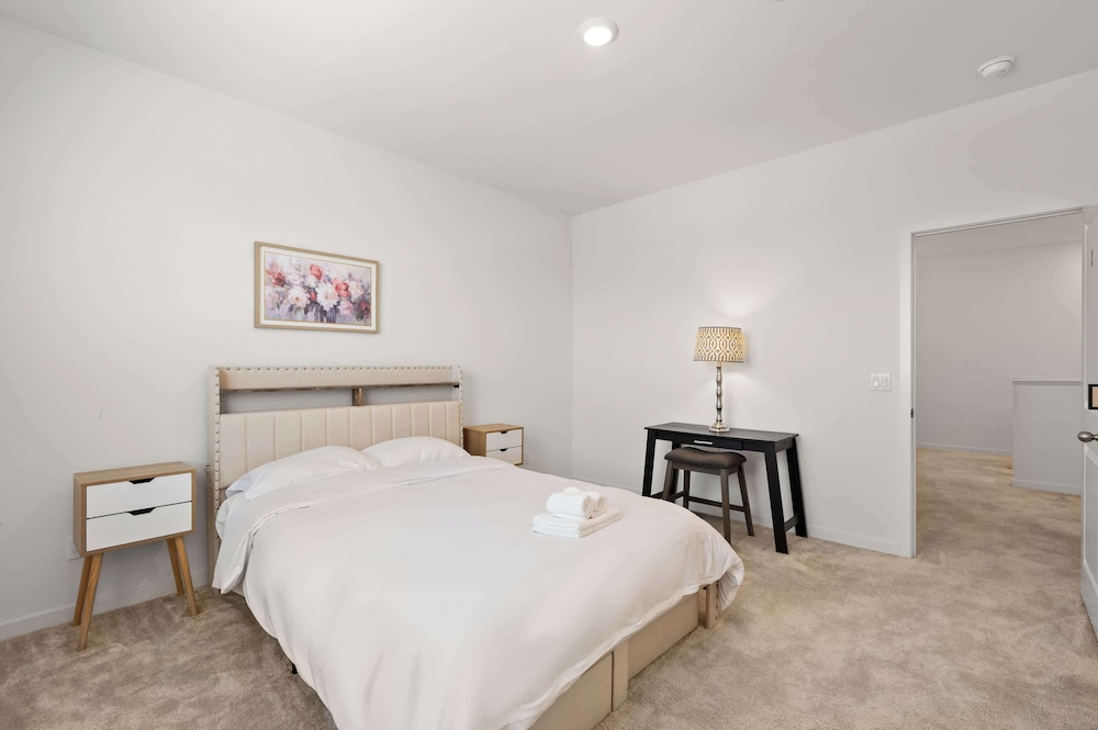 Sunny & Stylish Near LA 4BR Home w Desks & Lounge