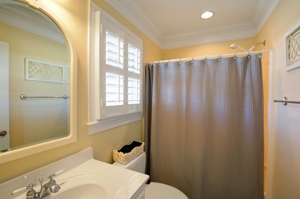 The Seventh Day 6 Bedroom Home by RedAwning