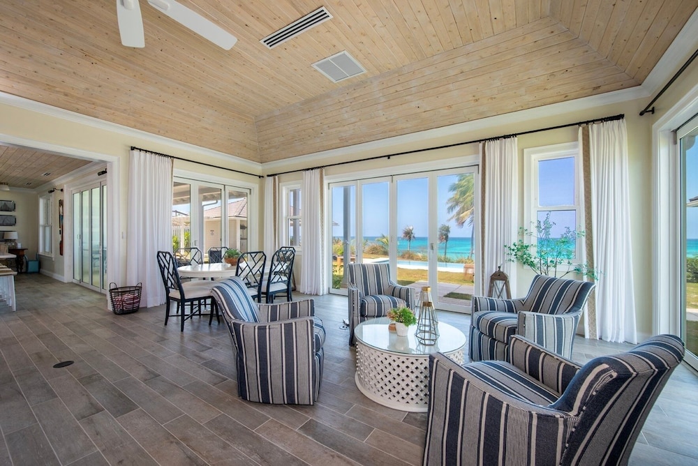 Cricket Beach House-luxurious Beachfront House 5 Bedroom Home