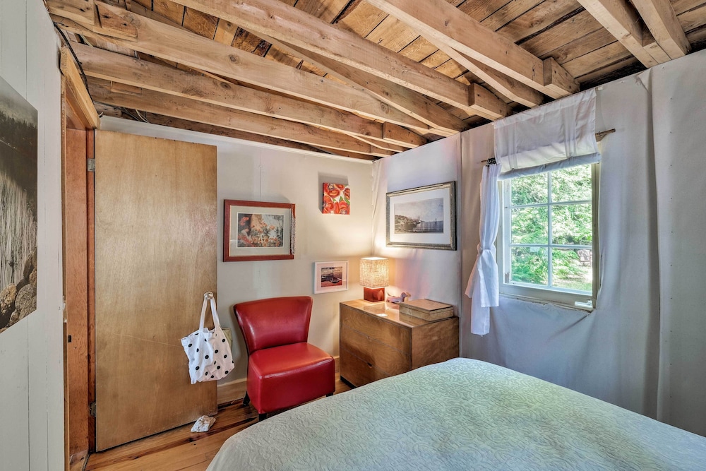 Cozy Lakefront Madison Cabin w/ Dock & Kayaks
