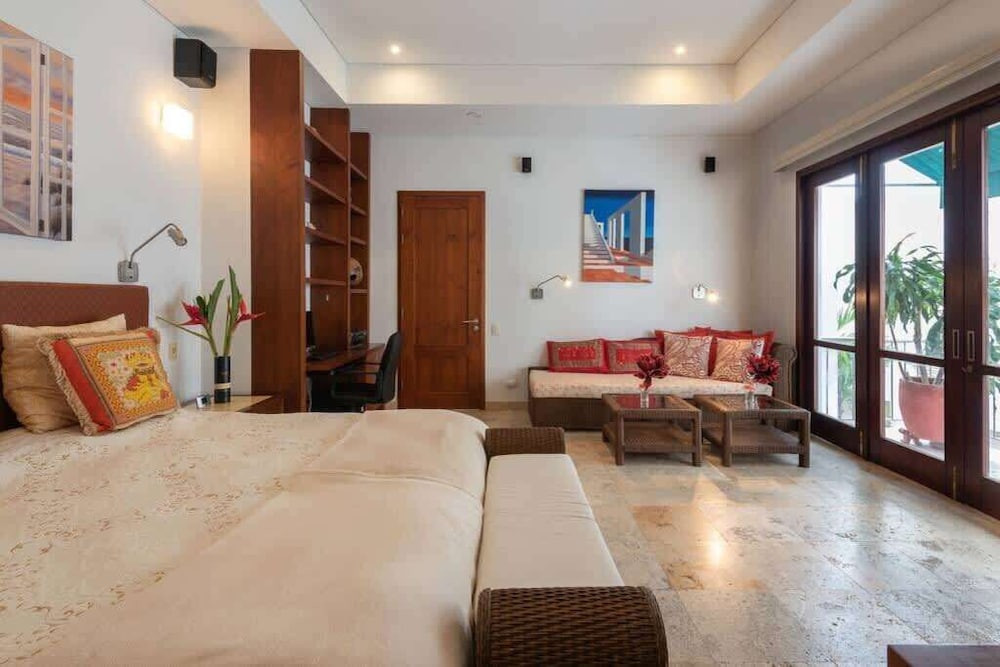 Luxury Apartment– Private Pool & Rooftop Jacuzzi