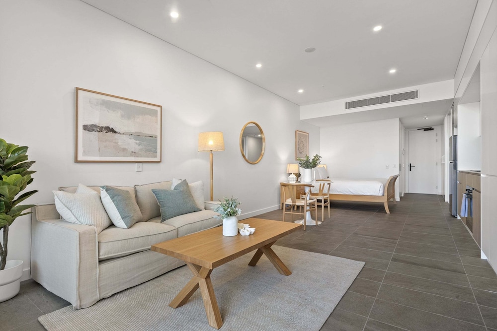 Chic Ground-floor Studio Near Local Cafes