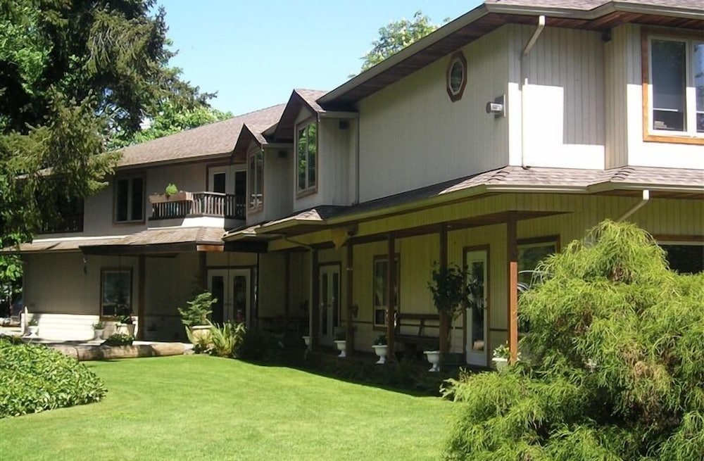 Cedar Wood Lodge B&B