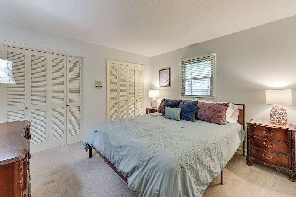 On Lake Tillery: Spacious Home w/ Screened Porch!