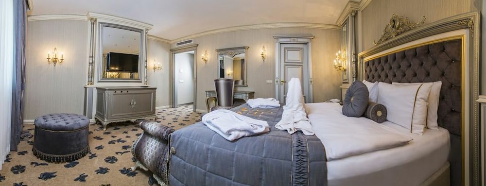 Cassiel Otel - Image 13