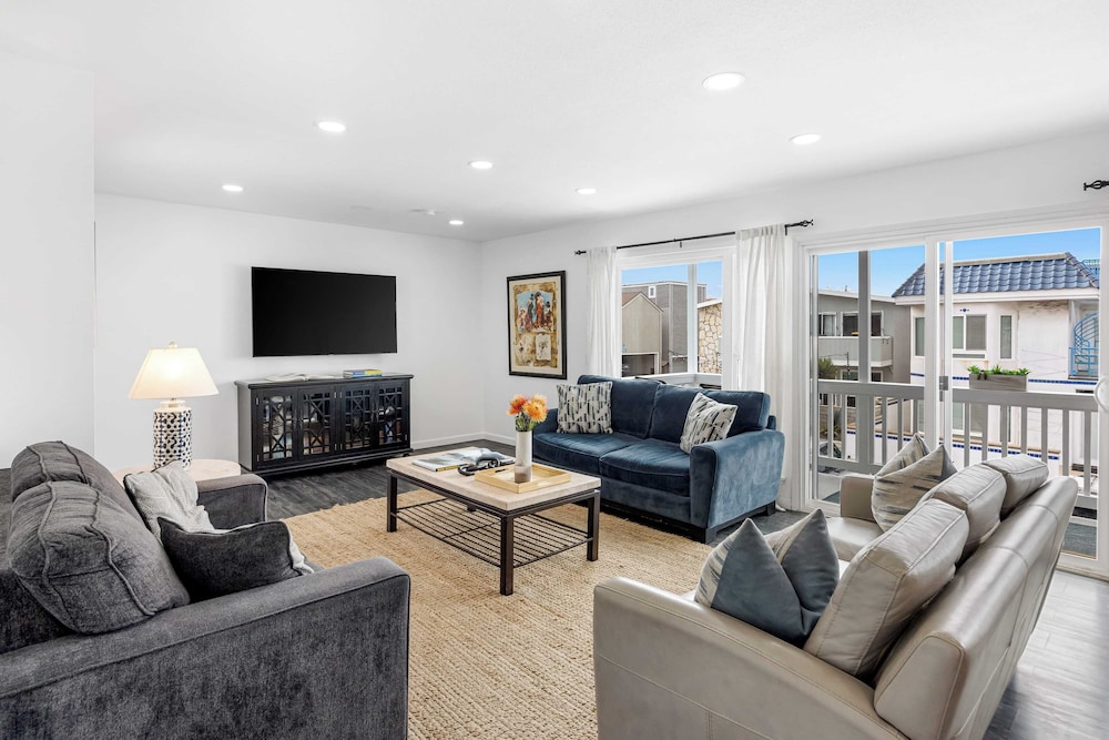 Topside Newport Rooftop Balcony + Ocean Views + Walk to Pier, Marina Village