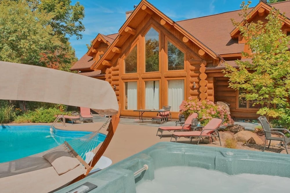 Executive Double 26 - Stunning Luxury log Home With hot tub Sauna Heated Pool