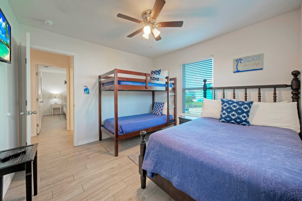 Purple Parrot by Avantstay Heated Pool, Beach Access & Central Port A Location