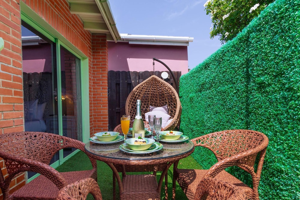 Flamingo Suite 1BR 1BA Apt w Pool Parking