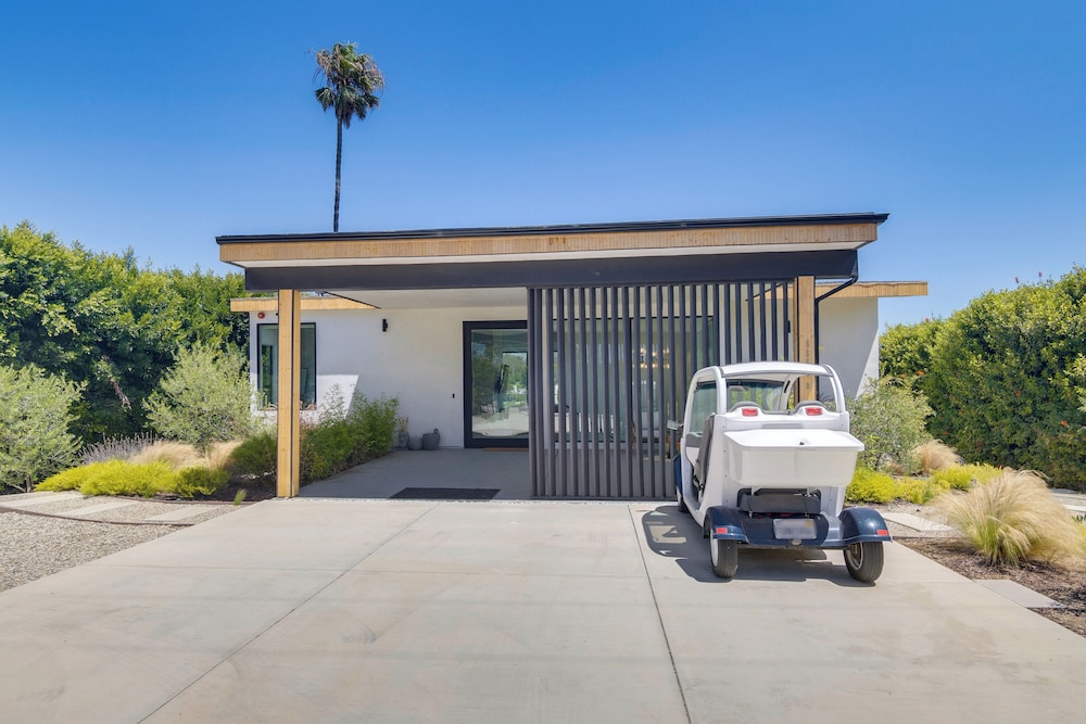 1 Mi to Point Dume: Mtn-view Escape w/ Patio!