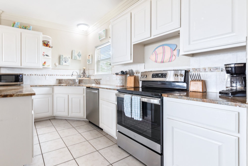 Beach Front Baby Ocean Views, Golf Cart & Pet Friendly!