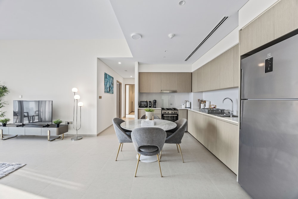 Luxury City Stay Near Mall and Pool
