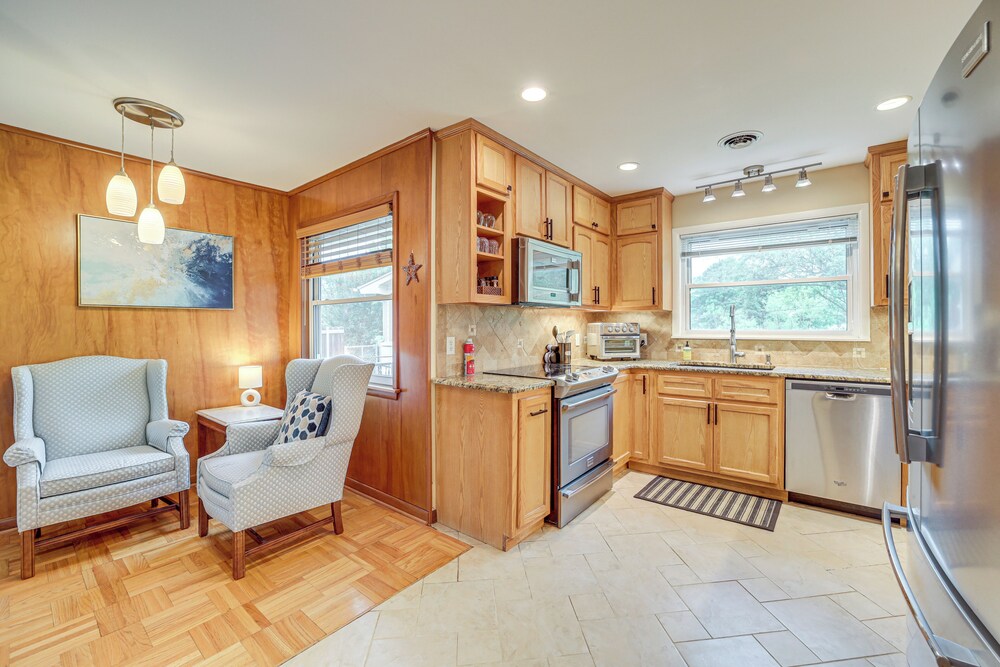 6 Mi to Dtwn: Waterfront Home in Tulsa!