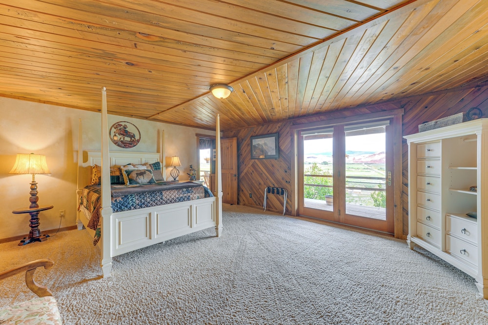 Stunning Mountain Views: Spacious Cabin in Dubois!