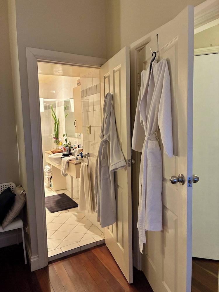 Cozy Tusmore Apartment With Private Garden City View Near Burnside Village Mall