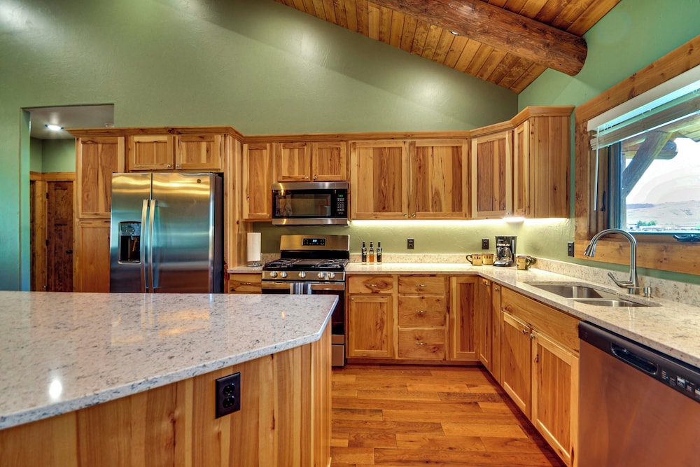 Spacious Cody Townhome: Private River Access!