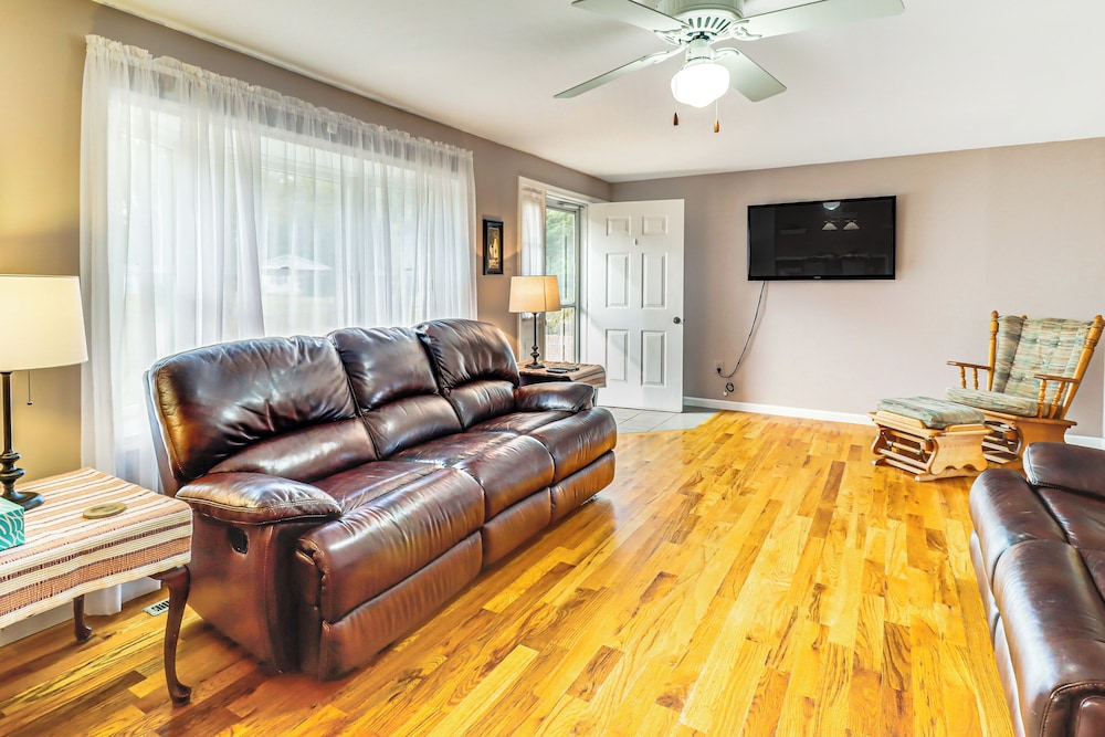 Screened Patio, Deck & Grill: Saint Inigoes Home!